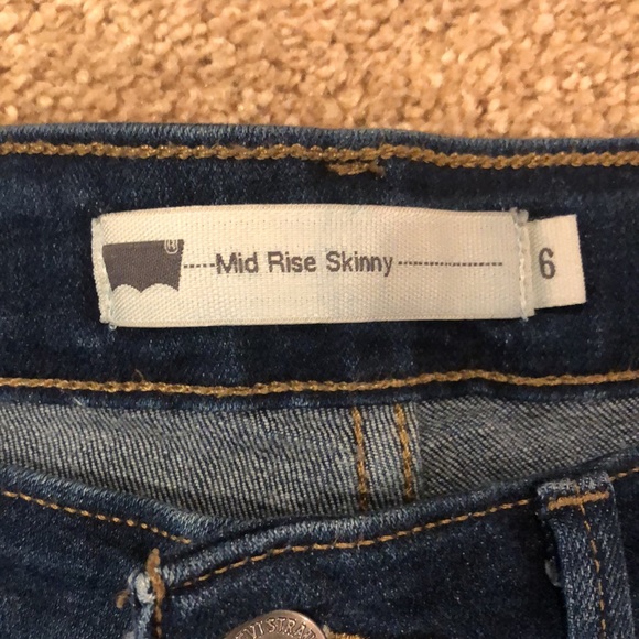 EUC Levi’s “Mid Rise Skinny” Jeans Size 6 - Picture 2 of 4